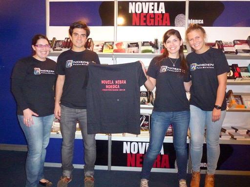 jovenes en stand